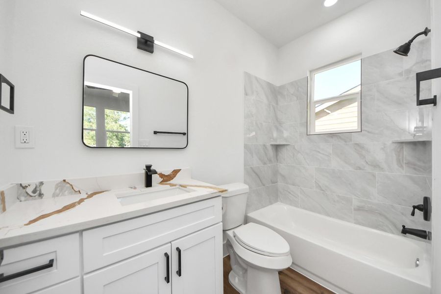 2nd primary suite with private bathroom