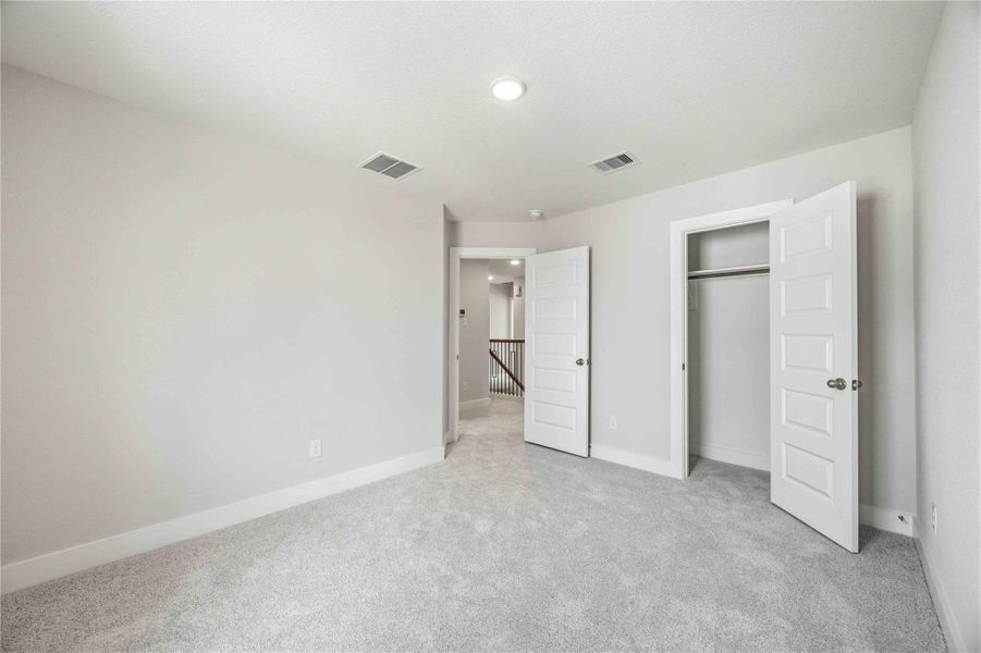 Spacious, unfurnished interior of a new home in Alicante, Houston (Image 10).