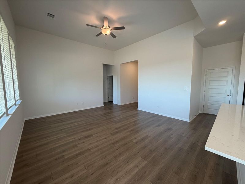 Unfurnished room with dark wood-type flooring and a ceiling fan