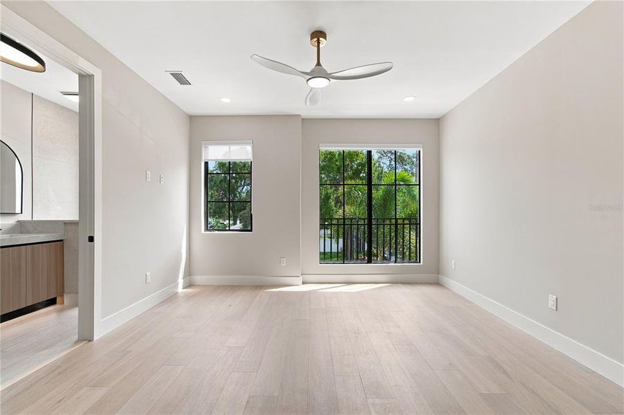 Spacious, unfurnished interior of a new home in , Tampa (Image 48).