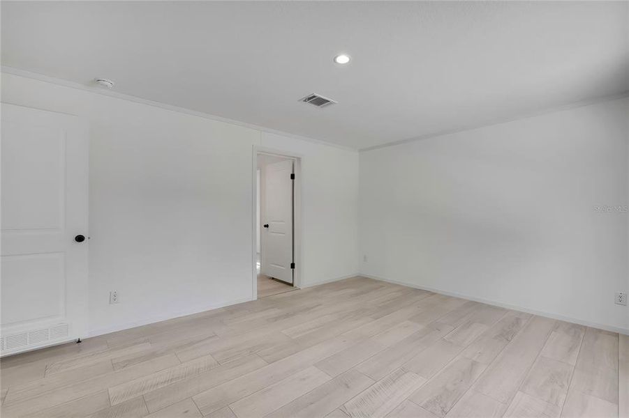 Spacious, unfurnished interior of a new home in , Homosassa (Image 15).