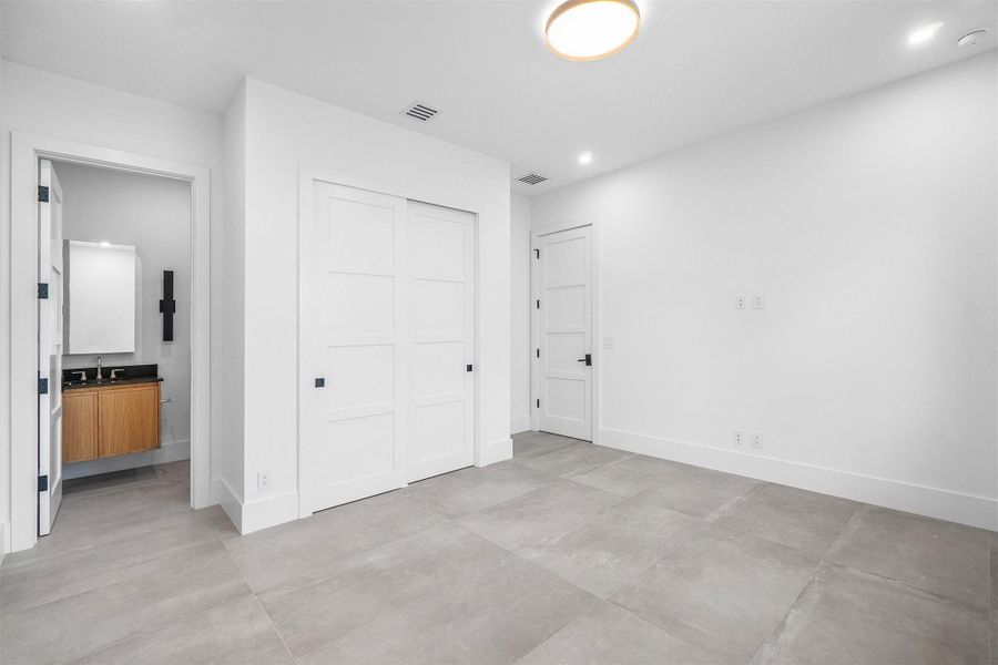 Spacious, unfurnished interior of a new home in , Pompano Beach (Image 19).