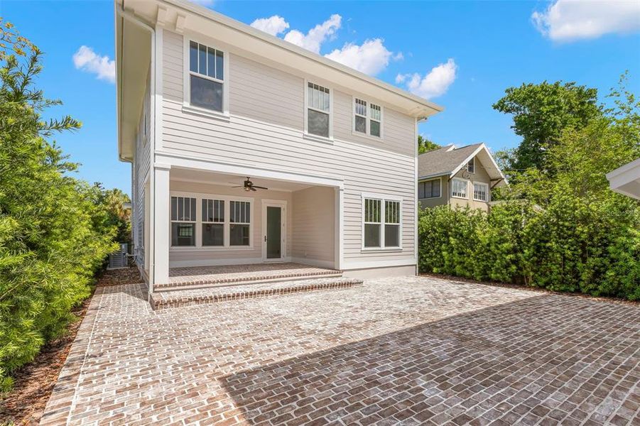 Exterior details and patio area of a home in , St. Petersburg (Image 30).
