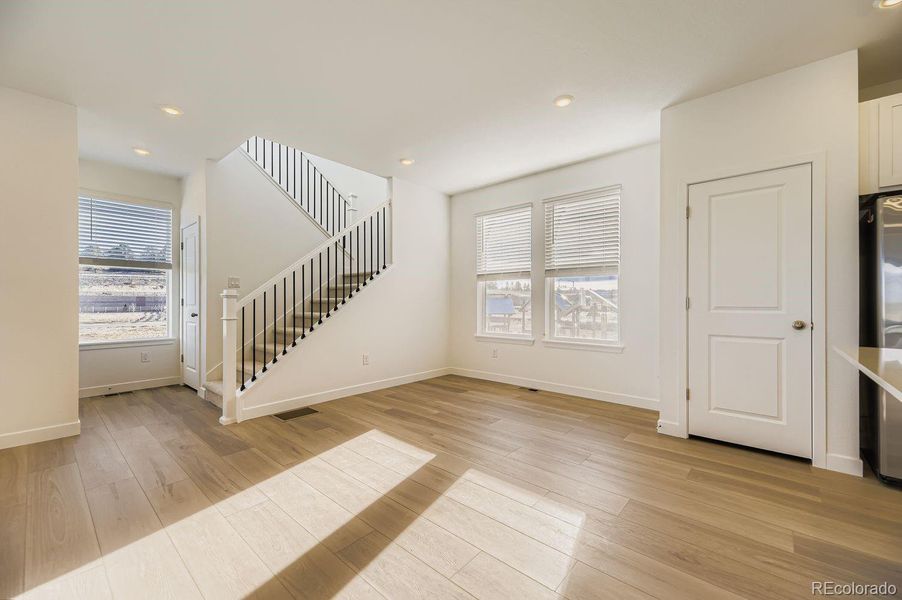 Spacious, unfurnished interior of a new home in Vermilion Creek, Centennial (Image 12).