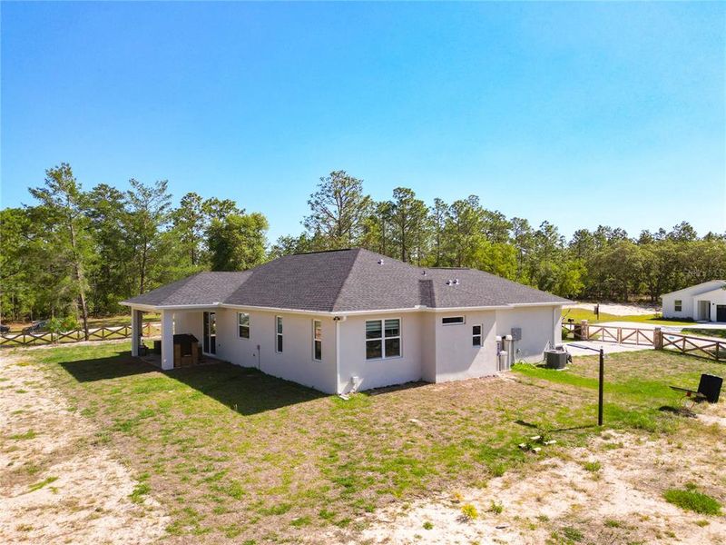 Exterior details and patio area of a home in , Dunnellon (Image 24).