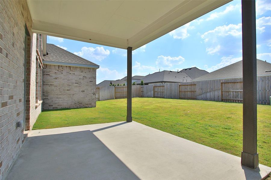 Exterior details and patio area of a home in Brookewater, Rosenberg (Image 3).