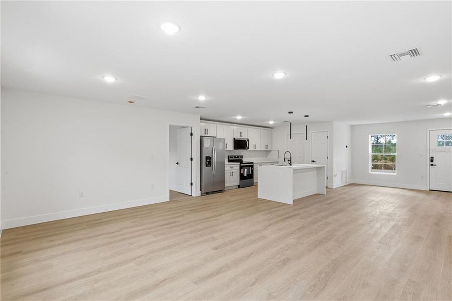 Spacious, unfurnished interior of a new home in , Sebring (Image 23).
