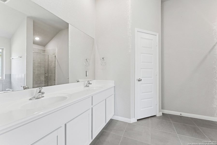 Furnished interior view inside a new home in Cinco Lakes, San Antonio (Image 3). Furnished interior view inside a new home in Cinco Lakes, San Antonio (Image 3).