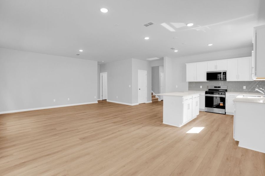 Spacious, unfurnished interior of a new home in Bradford Pointe, Summerville (Image 41).