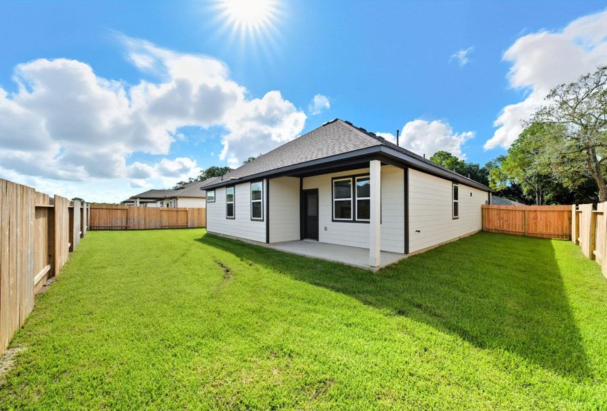 Exterior details and patio area of a home in Woodshore, Clute (Image 23).