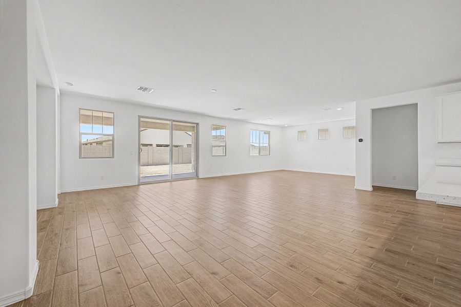 Spacious, unfurnished interior of a new home in Las Ventanas, Goodyear (Image 8).