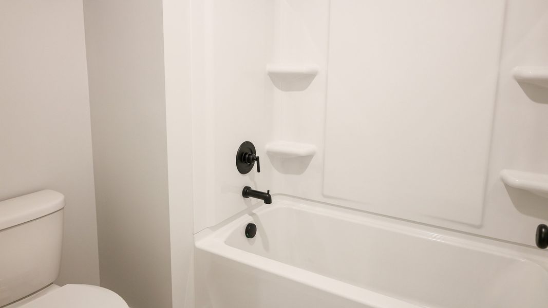 Representative interior finishes for a home built from the EMBRY by D.R. Horton in Harvest Point, Spring Hill (Image 22).