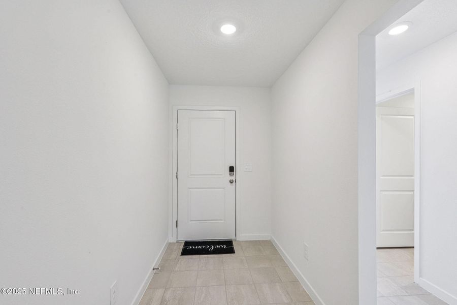 Spacious, unfurnished interior of a new home in Azalea Creek, Jacksonville (Image 16).