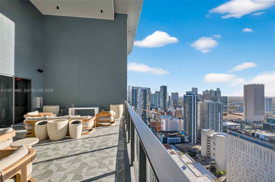 Condo located in Miami, FL showcasing its design and architecture (Image 5).