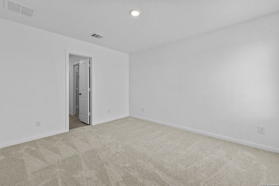 Spacious, unfurnished interior of a new home in Spring Grove, St. Hedwig (Image 26).