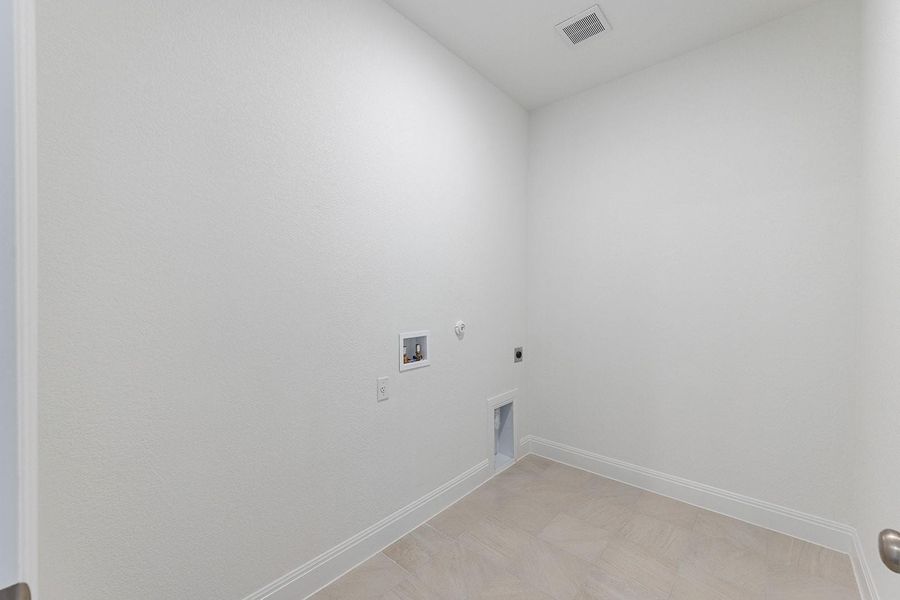 Spacious, unfurnished interior of a new home in The Colony - 50', Bastrop (Image 20).