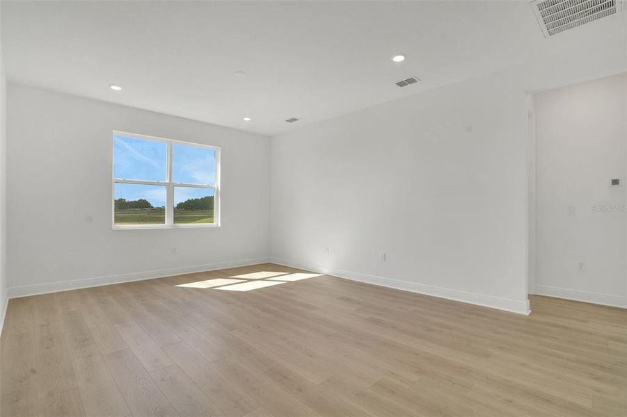 Spacious, unfurnished interior of a new home in Reserve at Hammock Oaks, Lady Lake (Image 13).