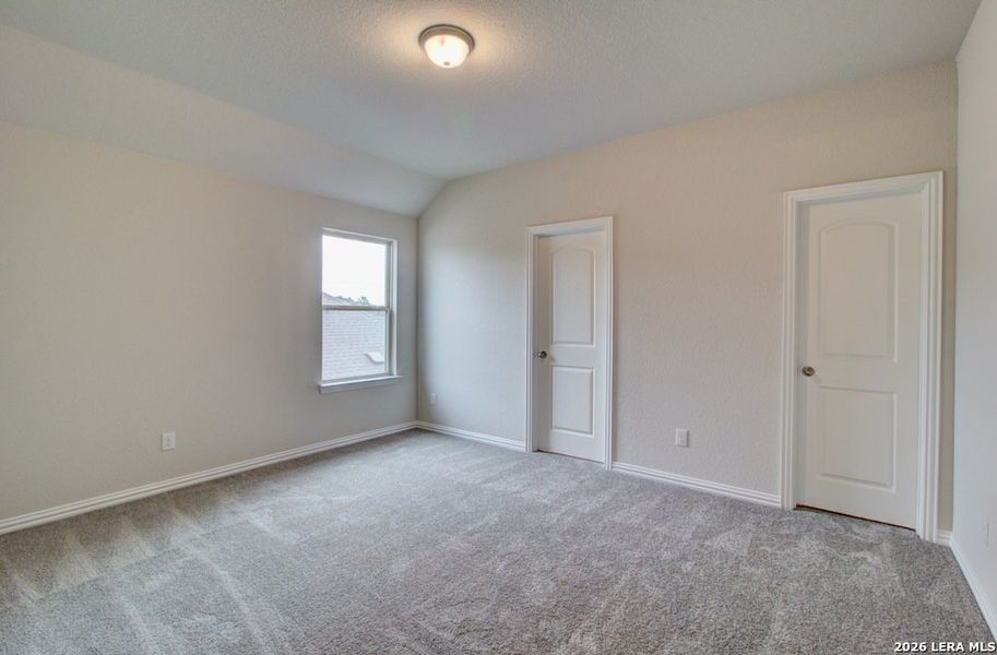 Spacious, unfurnished interior of a new home in Stream Waters, Seguin (Image 27).