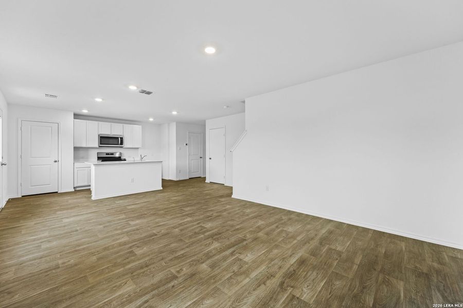Spacious, unfurnished interior of a new home in Avenida, Converse (Image 22).