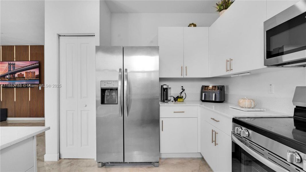 Furnished interior view inside a new home in , Coral Springs (Image 10).