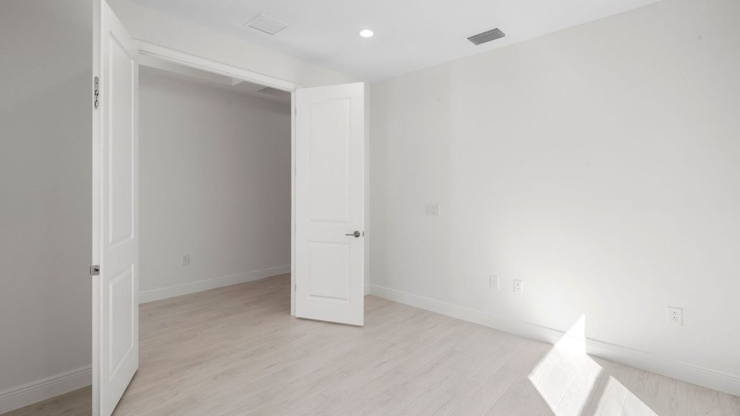 Spacious, unfurnished interior of a new home in Verandah, Fort Myers (Image 14).