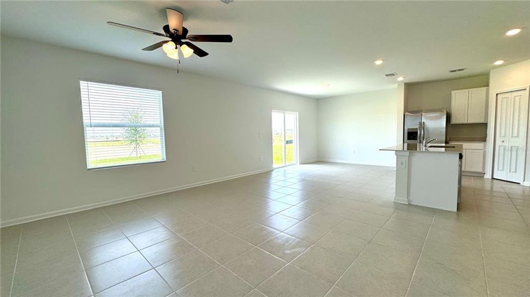 Spacious, unfurnished interior of a new home in Hunt Club Groves, Lake Wales (Image 14).
