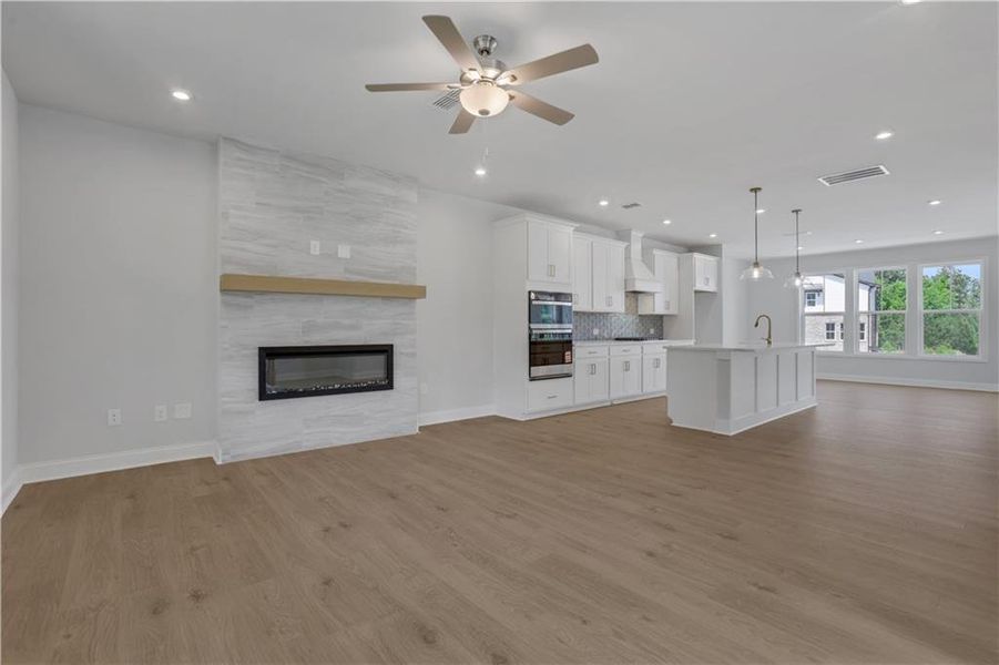 Spacious, unfurnished interior of a new home in Towne Village at Suwanee Dam, Sugar Hill (Image 9).