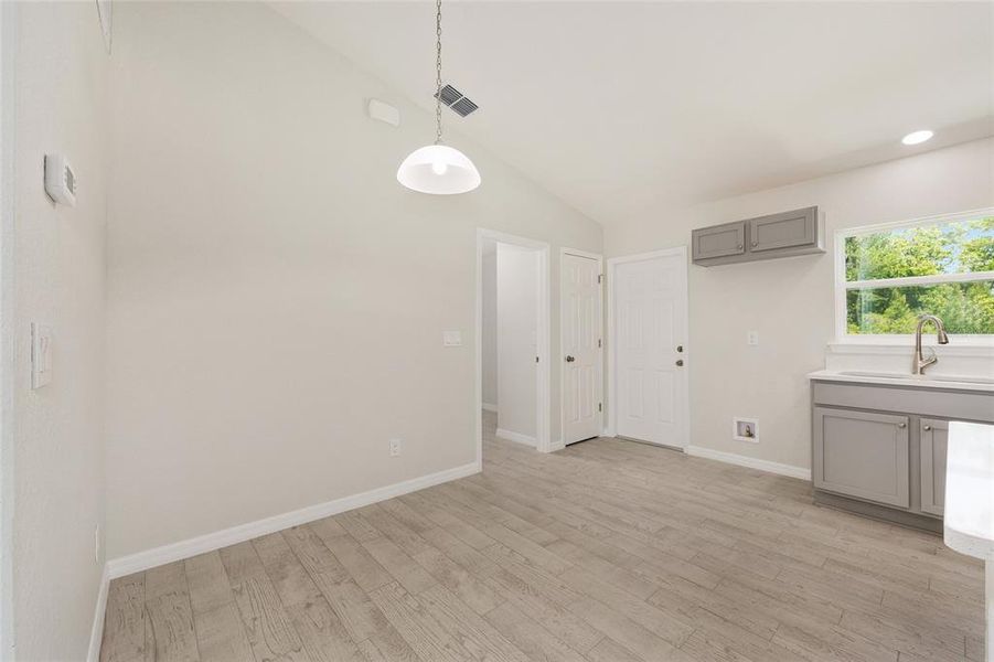 Spacious, unfurnished interior of a new home in , Ocala (Image 14).