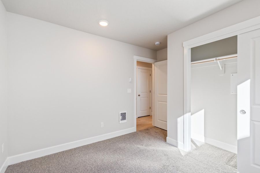 Spacious, unfurnished interior of a new home in Feather Ridge, Redmond (Image 33).