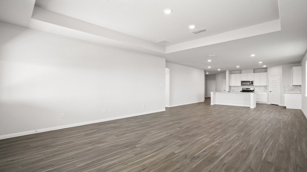 Spacious, unfurnished interior of a new home in Hunters Ranch, San Antonio (Image 15).