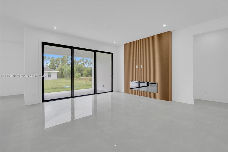 Spacious, unfurnished interior of a new home in , Lehigh Acres (Image 11).