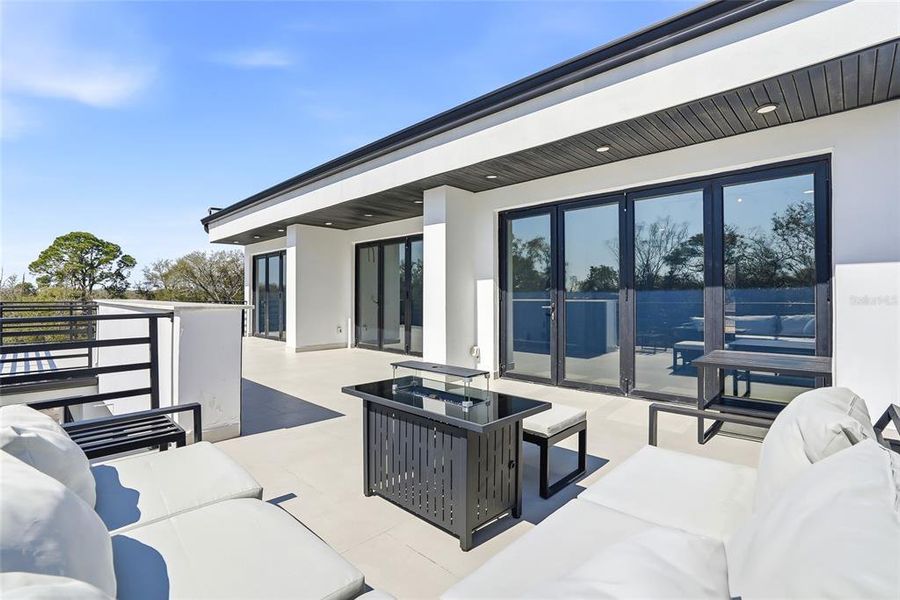 Exterior details and patio area of a home in , Tampa (Image 30).