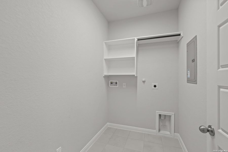 Spacious, unfurnished interior of a new home in Ladera, San Antonio (Image 26).