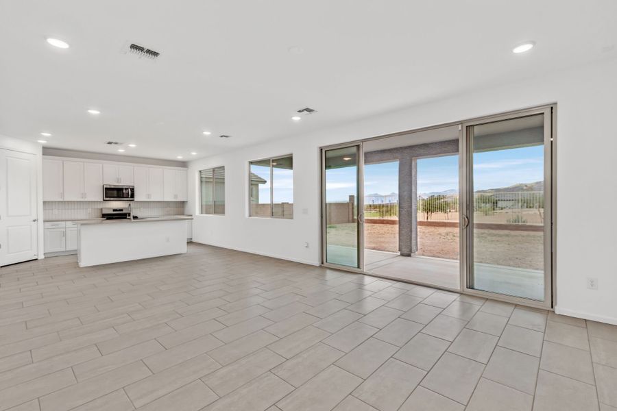 Spacious, unfurnished interior of a new home in Oasis At Rocking K, Vail (Image 12).