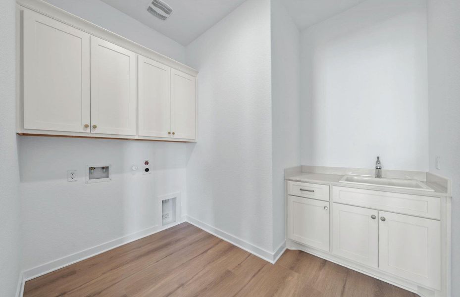 Spacious, unfurnished interior of a new home in 6 Creeks, Kyle (Image 13).