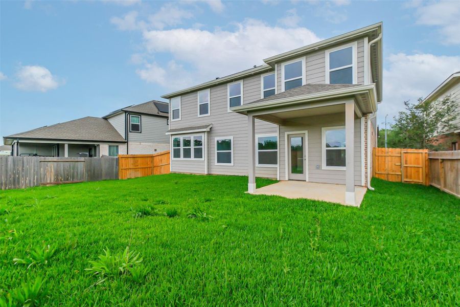 Exterior details and patio area of a home in , Fresno (Image 4).