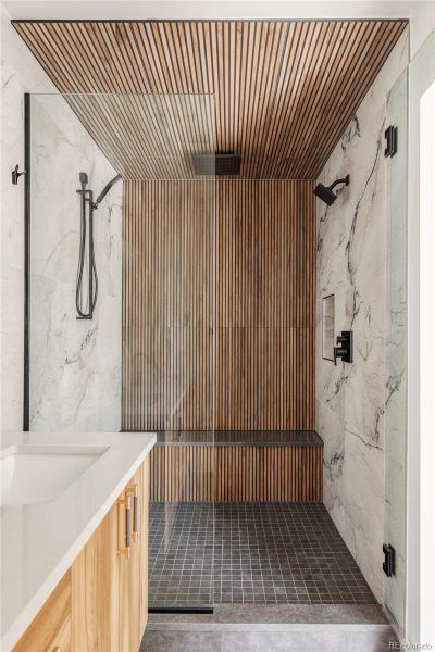 Three-headed oversized shower plus bench Three-headed oversized shower plus bench