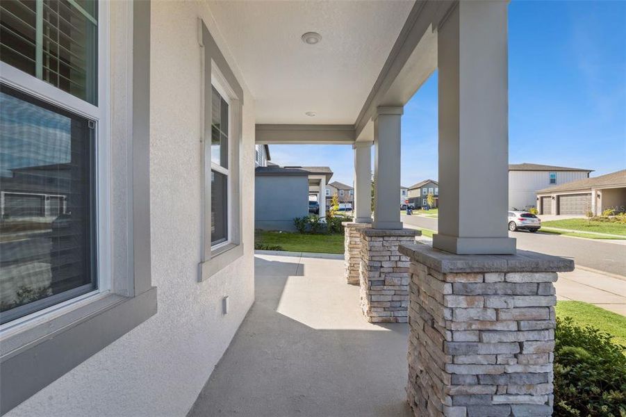 Exterior details and patio area of a home in , Minneola (Image 3).