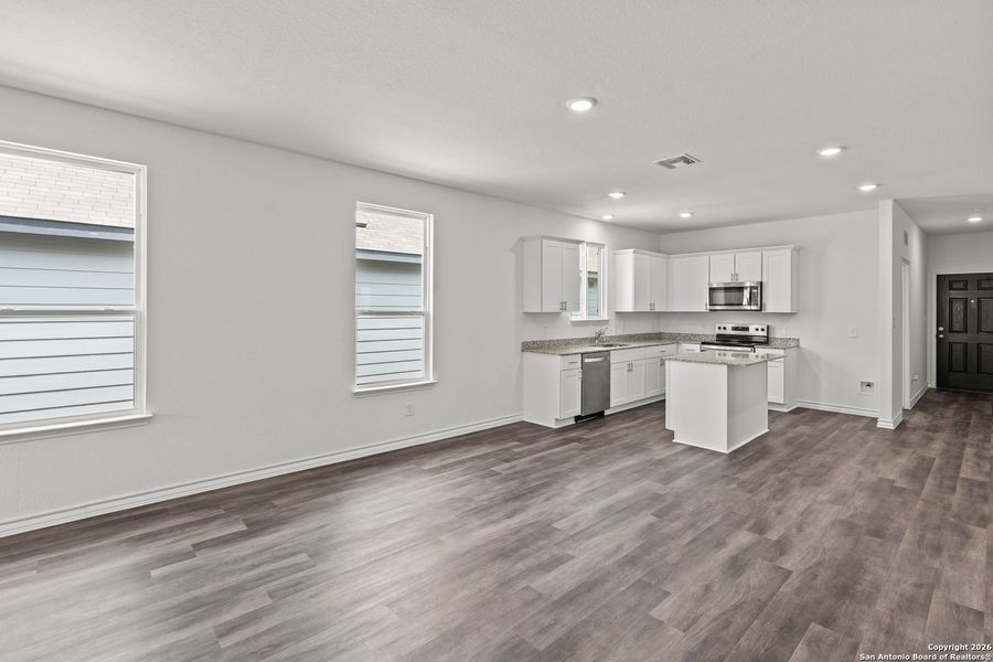 Spacious, unfurnished interior of a new home in Horizon Ridge, San Antonio (Image 13).