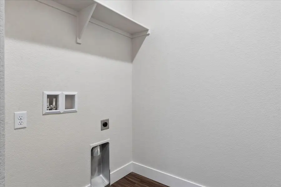 Spacious, unfurnished interior of a new home in Pony Park, Colorado Springs (Image 22).