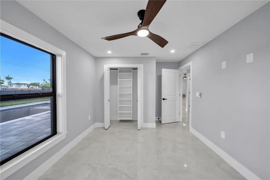Spacious, unfurnished interior of a new home in , Cape Coral (Image 15).