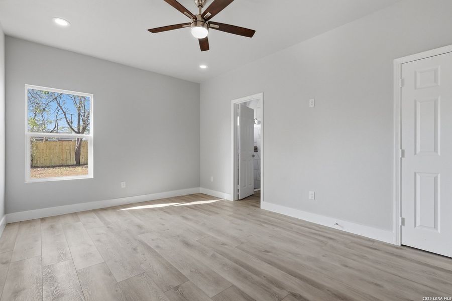 Spacious, unfurnished interior of a new home in , San Antonio (Image 27).