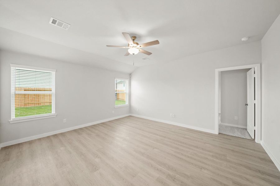Spacious, unfurnished interior of a new home in Valor Park, Bay City (Image 15).