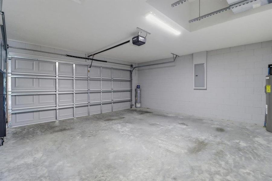 Spacious, unfurnished interior of a new home in , Dunnellon (Image 25). Spacious, unfurnished interior of a new home in , Dunnellon (Image 25).