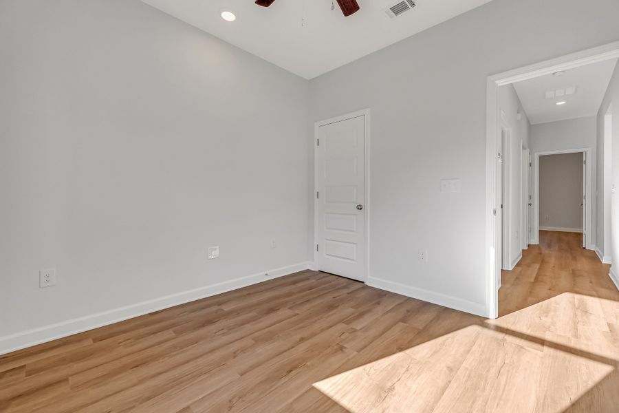 Spacious, unfurnished interior of a new home in Live Oak Cottages, Freeport (Image 36).