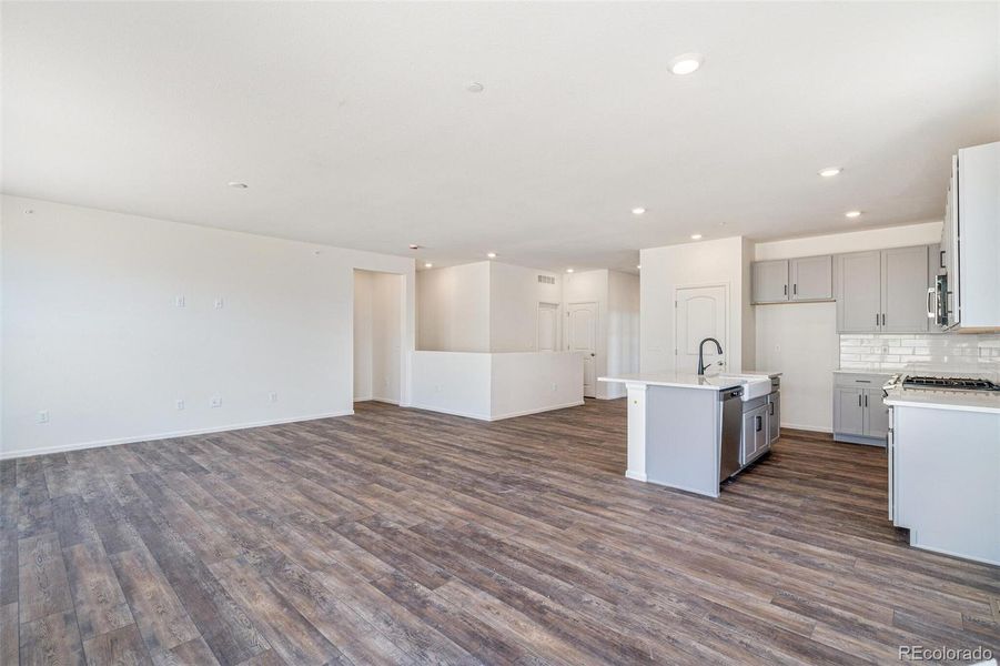 Spacious, unfurnished interior of a new home in Turnberry, Commerce City (Image 23).