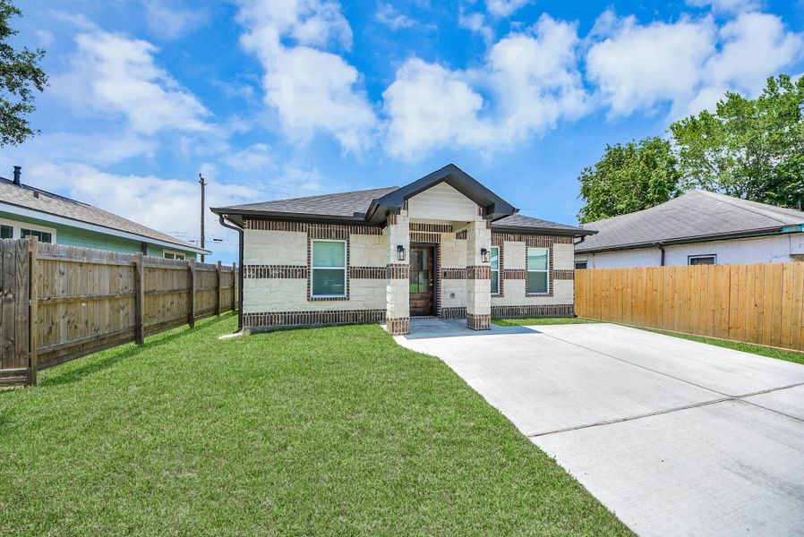 Exterior details and patio area of a home in , Baytown (Image 11).