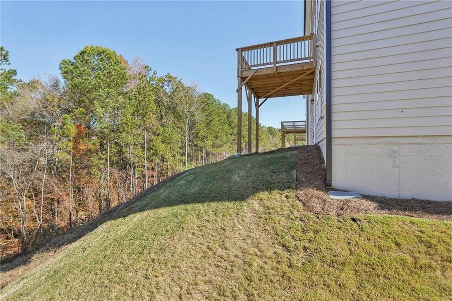 Exterior details and patio area of a home in Ivey Township, Dallas (Image 3).