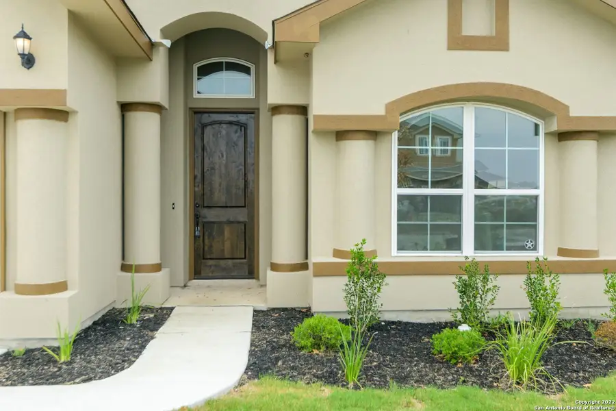 Exterior details and patio area of a home in Comanche Ridge, San Antonio (Image 4).