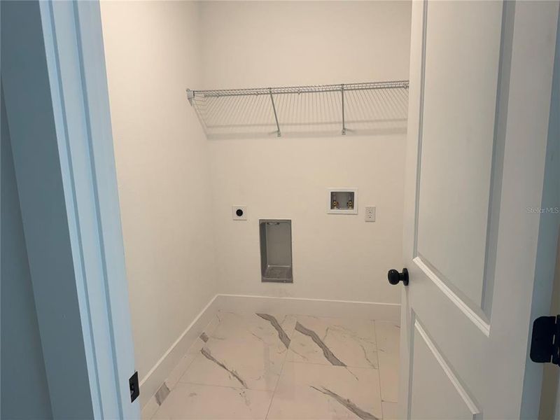 Spacious, unfurnished interior of a new home in , Dunnellon (Image 9).